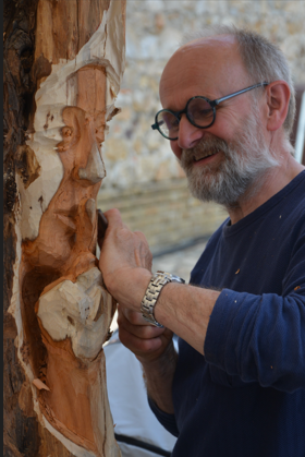 photographie d'artisans, au Mans'art, sculpteur sur bois