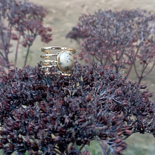 une bague avec une pierre posée sur une plante