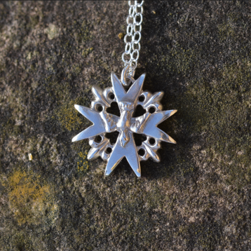 pendentif en croix de l'Esprit Saint avec une colombe en argent, posée sur une pierre