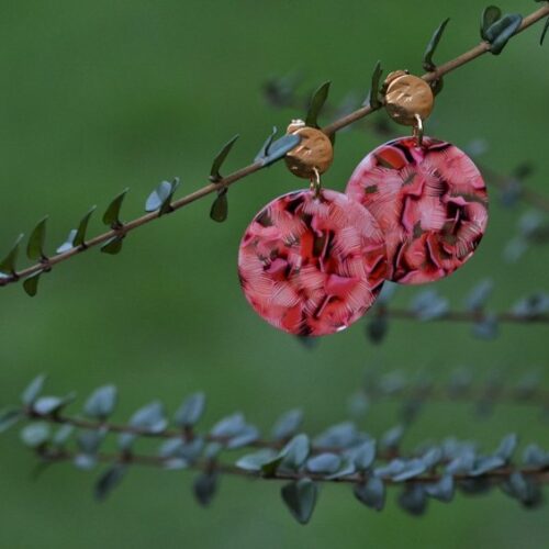 paire de boucles d'oreille avec un clou doré et un disque en acétate.