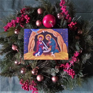 carte postale de Noël posée sur une couronne de l'Avent.