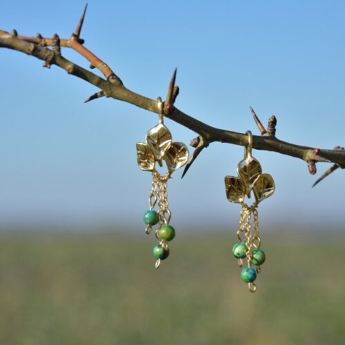 paire de boucles d'oreille avec trois feuilles et des perles pendantes.