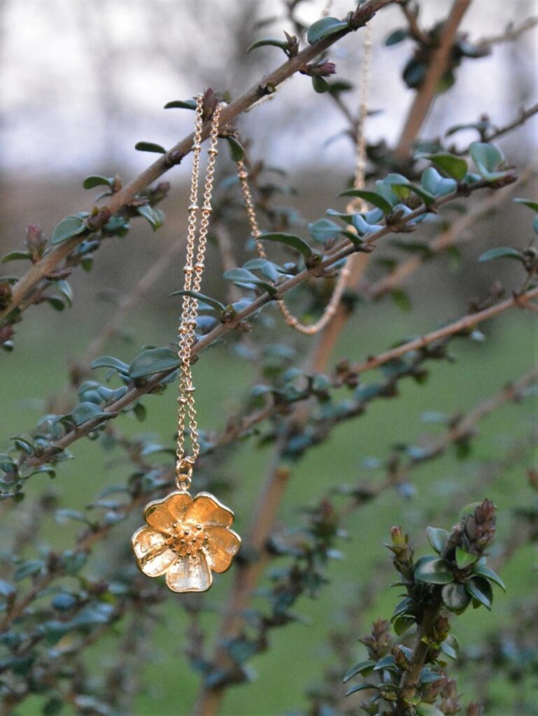 photo du Pendentif Belle Pivoine doré sur une branche