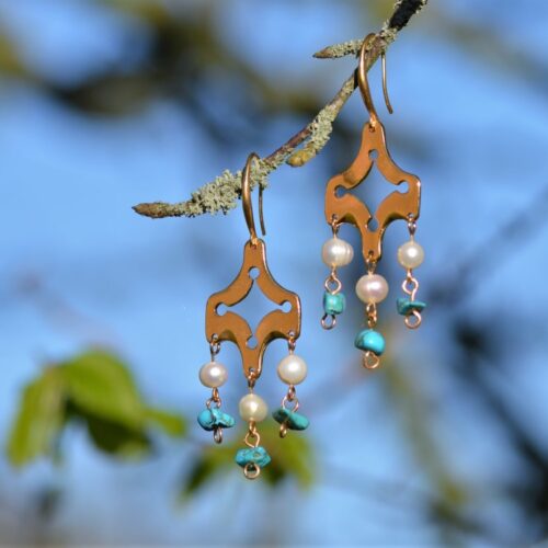 paire de boucles d'oreilles dorées avec des perles et des turquoises.
