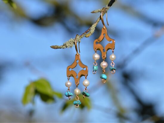 paire de boucles d'oreilles dorées avec des perles et des turquoises.