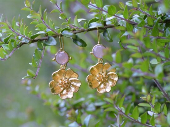 Boucles d'oreilles dorées à l'or fin et colorées en forme de fleur avec deux pierres de lune