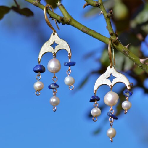 paire de boucles d'oreilles dorées avec des perles et des lapis.