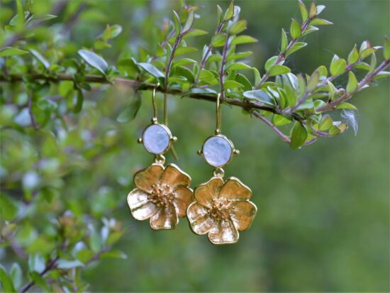 Boucles d'oreilles dorées à l'or fin et colorées en forme de fleur avec deux pierres de lune