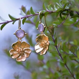 Boucles d'oreilles dorées à l'or fin et colorées en forme de fleur avec deux quartz fraise