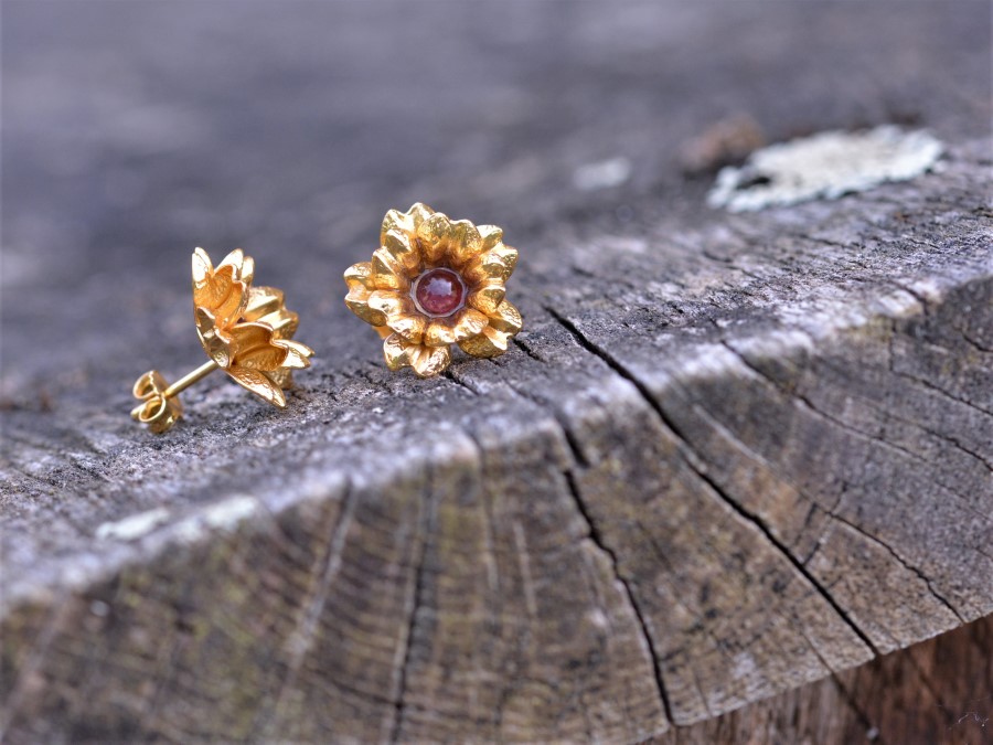 Boucles d'oreilles dorées à l'or fin et colorées en forme de fleur avec deux grenat