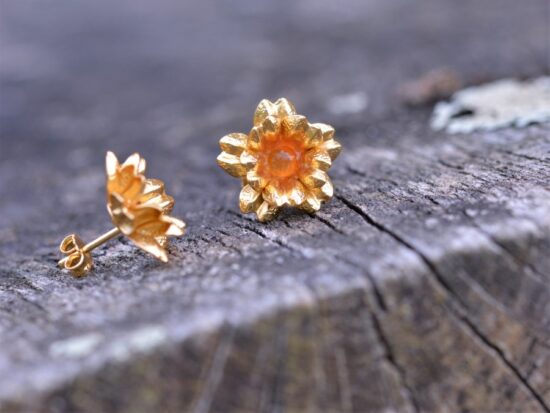 Boucles d'oreilles dorées à l'or fin et colorées en forme de fleur avec deux cornaline