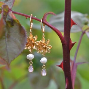 Boucles d'oreilles dorées à l'or fin et colorées en forme de fleur avec deux cristal de roche et deux perles