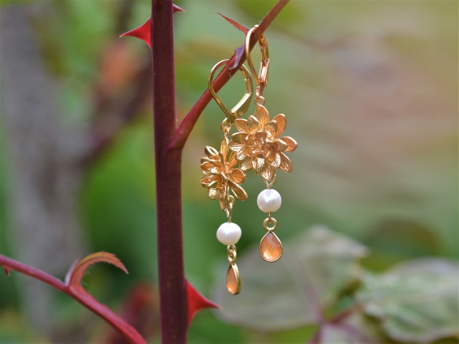Boucles d'oreilles dorées à l'or fin et colorées en forme de fleur avec deux cornaline et deux perles