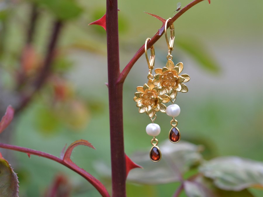 Boucles d'oreilles dorées à l'or fin et colorées en forme de fleur avec deux grenats et deux pierres