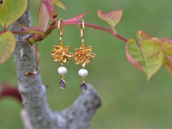 Boucles d'oreilles dorées à l'or fin et colorées en forme de fleur avec deux améthystes et deux perles