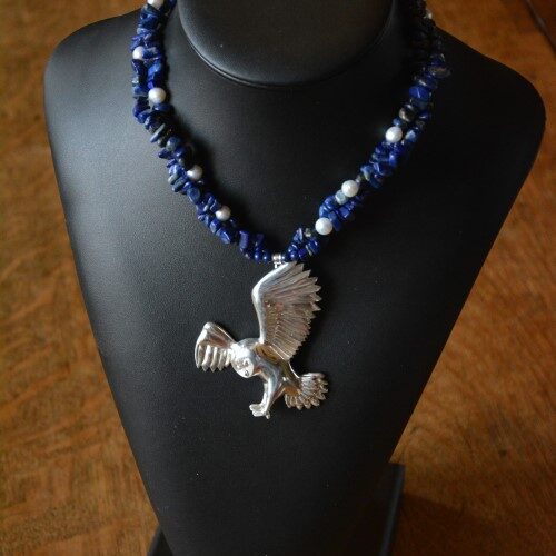 chouette en argent sculptée, collier de lapis et de perles