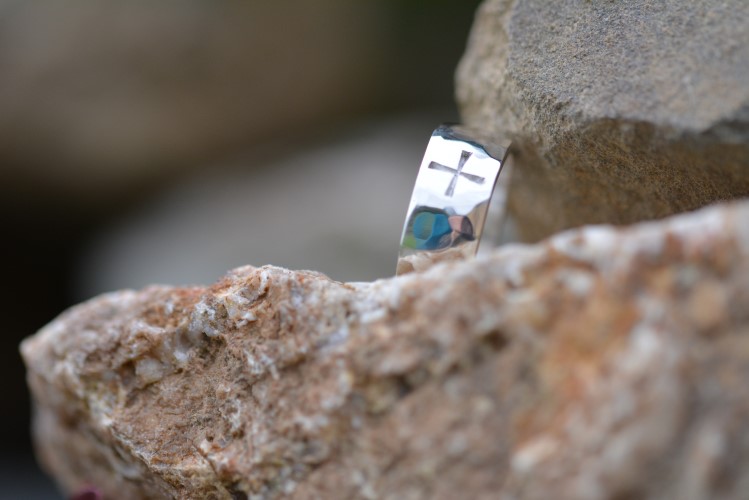 anneau abbatial en argent avec une croix grecque gravée