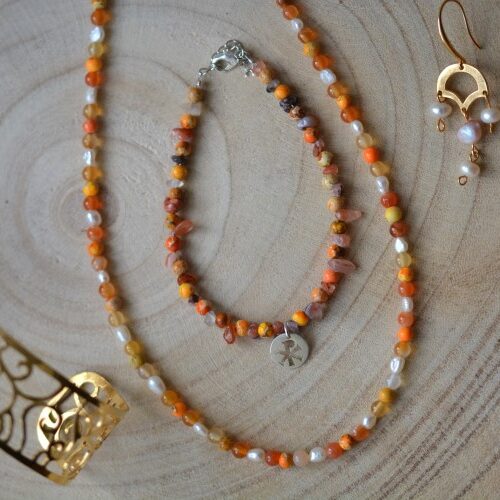 bijoux disposés sur une planche de bois