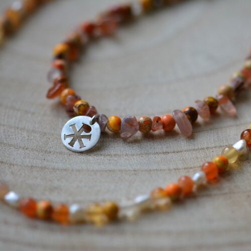 bijoux disposés sur une planche de bois