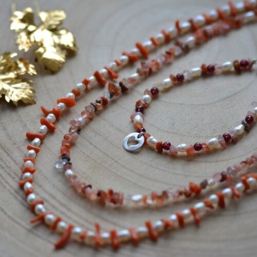 bijoux disposés sur une planche de bois