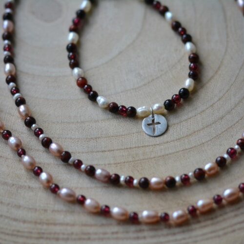 bijoux disposés sur une planche de bois