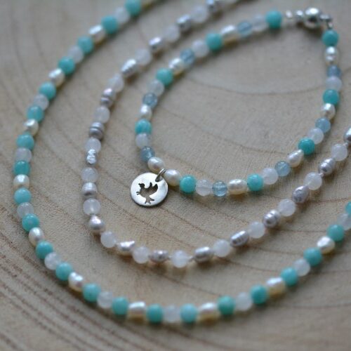 bijoux disposés sur une planche de bois