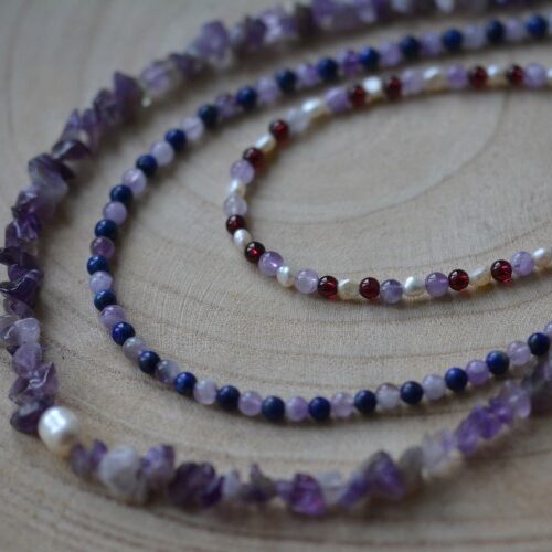 bijoux disposés sur une planche de bois