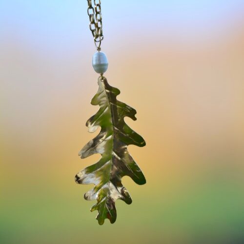 pendentif scié en laiton plaqué or en feuilles de Chêne avec une perle