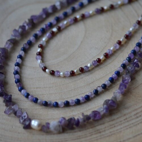 bijoux disposés sur une planche de bois