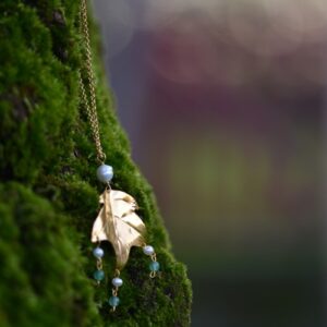 pendentif scié en laiton plaqué or en feuilles de Peuplier Blanc avec perles et aventurines sur un tronc d'arbre