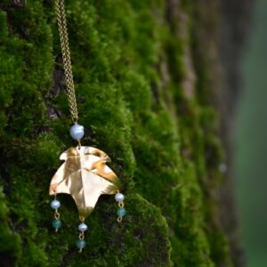 pendentif scié en laiton plaqué or en feuilles de Peuplier Blanc avec perles et aventurines sur un tronc d'arbre