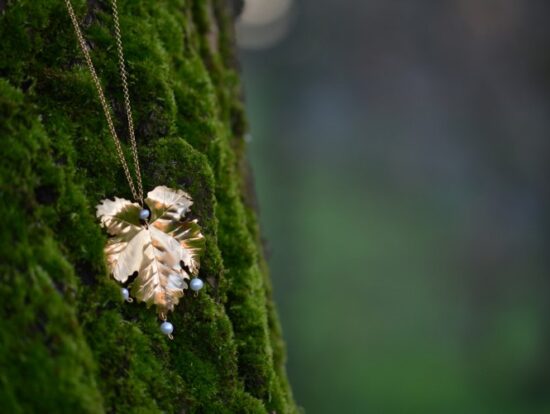 pendentif scié en laiton plaqué or en feuilles de Vigne avec des perles, Sautoir Feuille de vigne