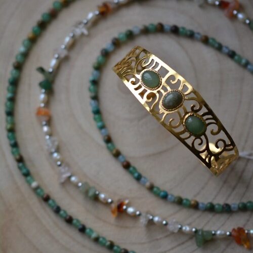 manchette volute et collier de pierres manchette volute ajouré en laiton plaqué or et collier de pierres