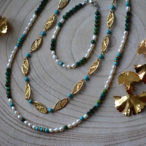 bracelet, collier et boucles sur une planche