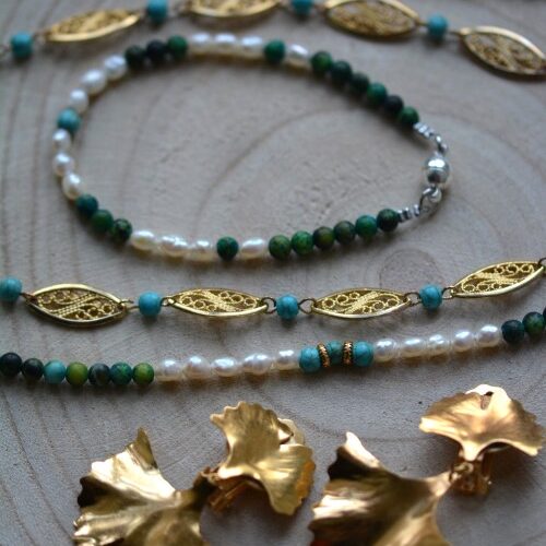 bracelet, collier et boucles sur une planche, Boucles Ginkgo clip