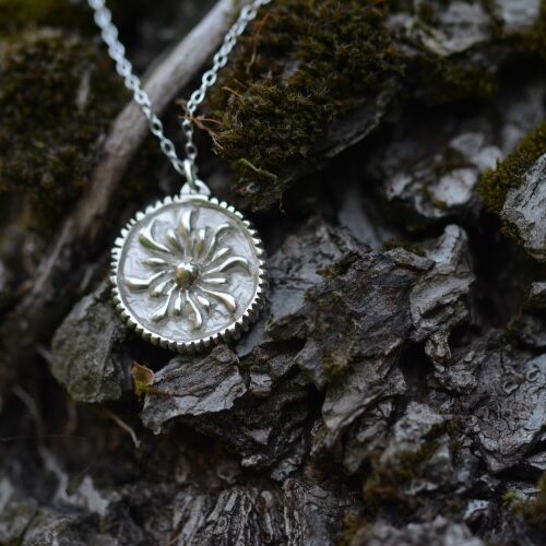 pendentif soleil sur de l'écorce