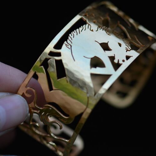 manchette attaque du lion manchette attaque du lion en laiton plaqué or ajouré