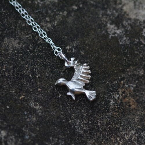 pendentif représentant une colombe sur une pierre