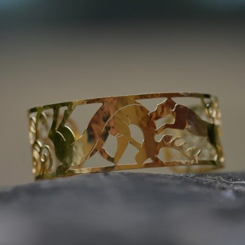 Manchette scène de chasse manchette en laiton plaqué or ajouré posé sur une pierre