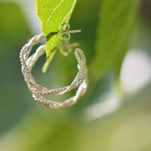 une paire de créole en argent