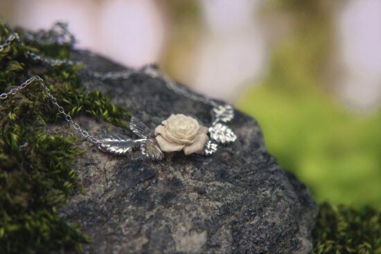 collier Rosa Ardentia en argent et ivoire de mammouth