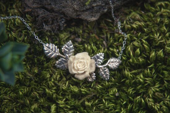 collier Rosa Ardentia en argent et ivoire de mammouth