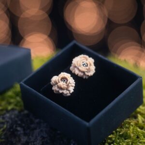 clous d'oreilles Prosperum Peony en argent et ivoire de mammouth