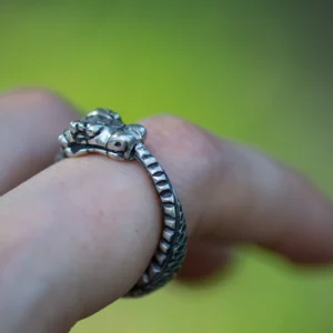 bague Ouroboros en argent représentant en serpent qui se mord la queue