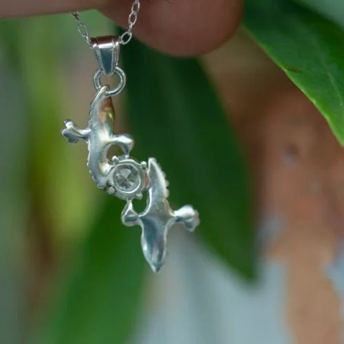 Pendentif micantia columbae Pendentif micantia columbae en argent représentant deux colombes en vol !