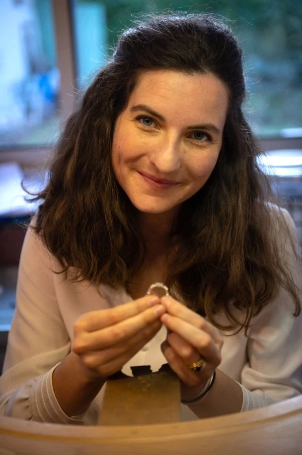 La créatrice Constance à son établi à l'atelier